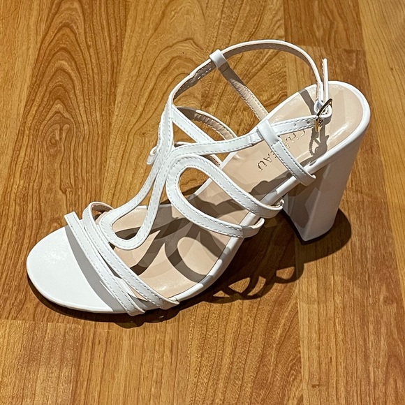 LE CHÂTEAU Open Toe Strappy Sandal - Picture 2 of 7